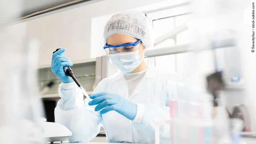 Eine Forscherin bei der Arbeit im Labor