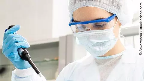 Forschung Eine Forscherin bei der Arbeit im Labor