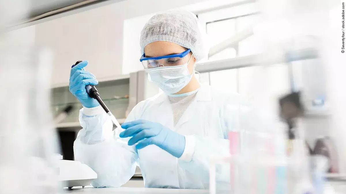 Forschung Eine Forscherin bei der Arbeit im Labor