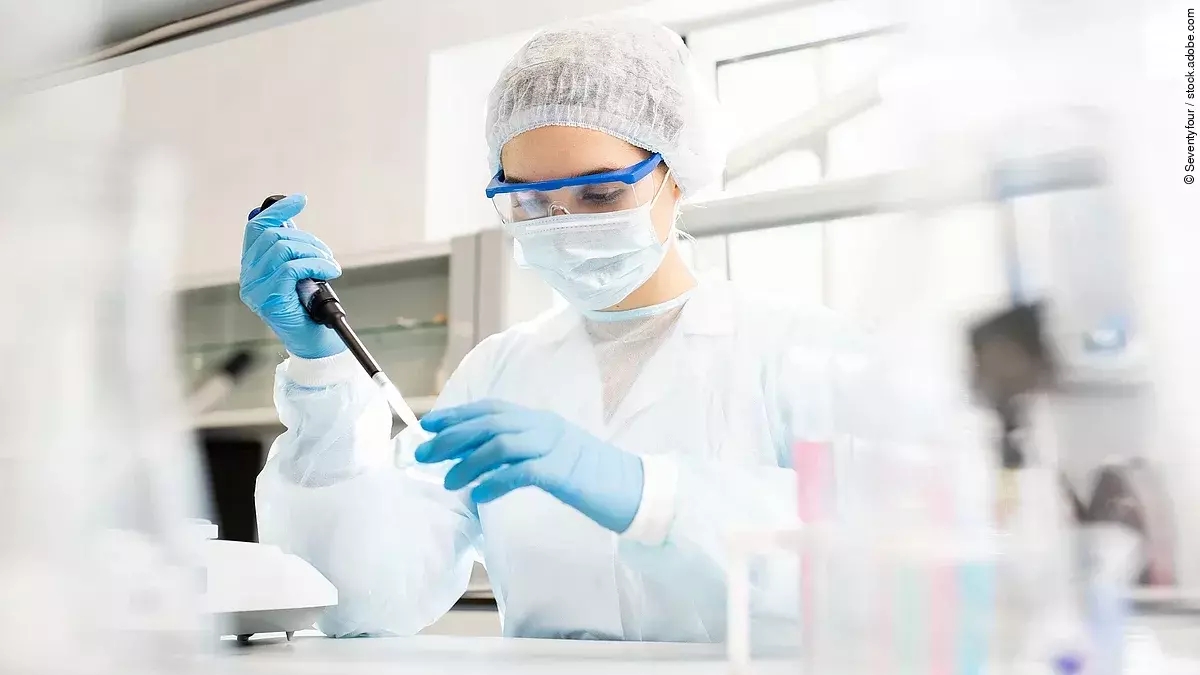 Eine Forscherin bei der Arbeit im Labor