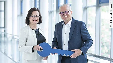 Symbolische Schlüsselübergabe von Dr. Manfred Bohn an Frau Dr. Kerstin Haase Symbolische Schlüsselübergabe von Dr. Manfred Bohn an Frau Dr. Kerstin Haase