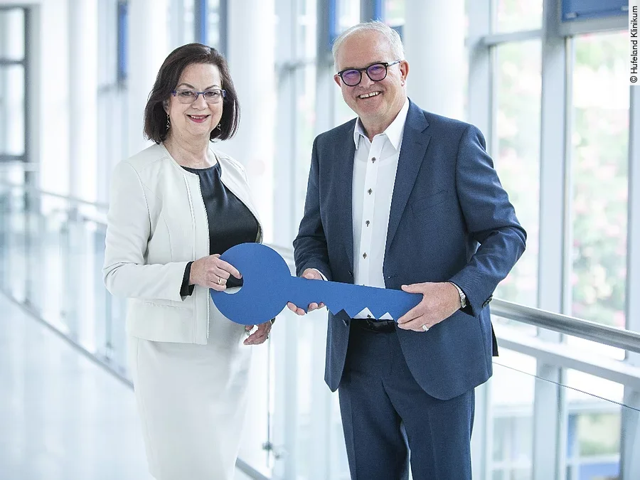 Symbolische Schlüsselübergabe von Dr. Manfred Bohn an Frau Dr. Kerstin Haase