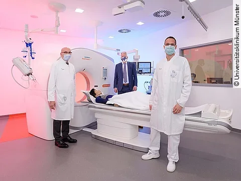 v.l.: Prof. Dr. Walter Heindel und der kaufmännische Direktor des UKM, Dr. Christoph Hoppenheit, sowie Dr. Christoph Schülke nehmen das neue CT-Gerät in der Klinik für Radiologie in Betrieb