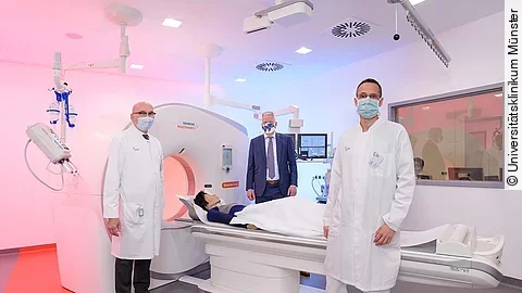 v.l.: Prof. Dr. Walter Heindel und der kaufmännische Direktor des UKM, Dr. Christoph Hoppenheit, sowie Dr. Christoph Schülke nehmen das neue CT-Gerät in der Klinik für Radiologie in Betrieb