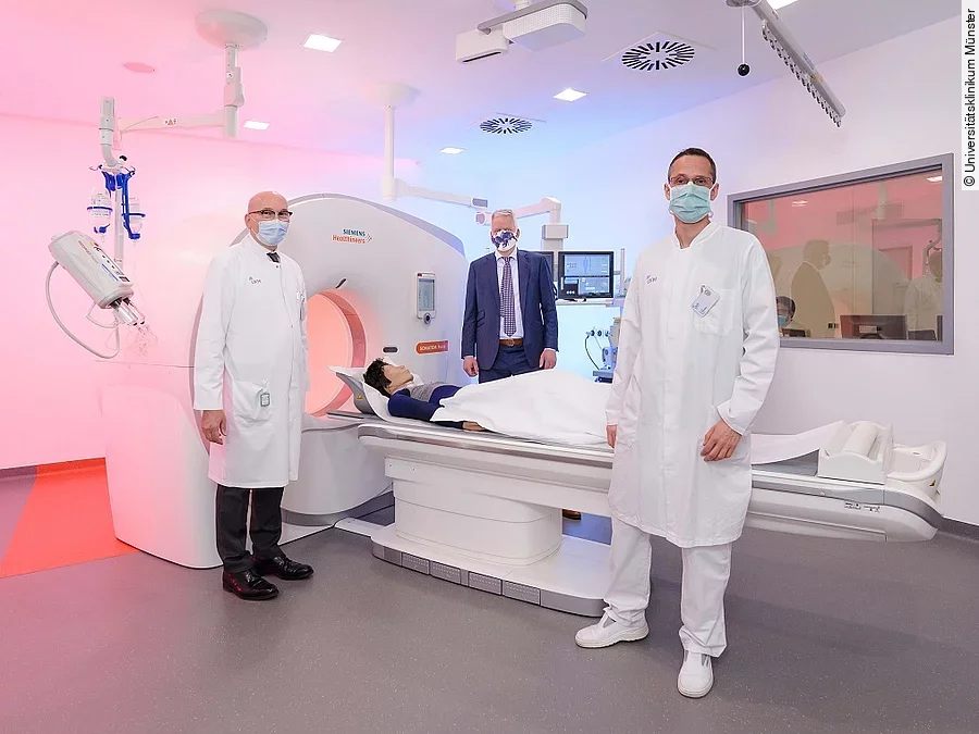 CT-Gerät Universitätsklinik Münster v.l.: Prof. Dr. Walter Heindel und der kaufmännische Direktor des UKM, Dr. Christoph Hoppenheit, sowie Dr. Christoph Schülke nehmen das neue CT-Gerät in der Klinik für Radiologie in Betrieb