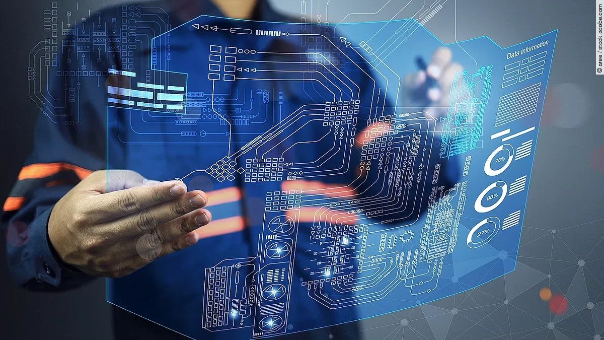 Person hält eine holografische Projektion einer digitalen Benutzeroberfläche in den Händen.