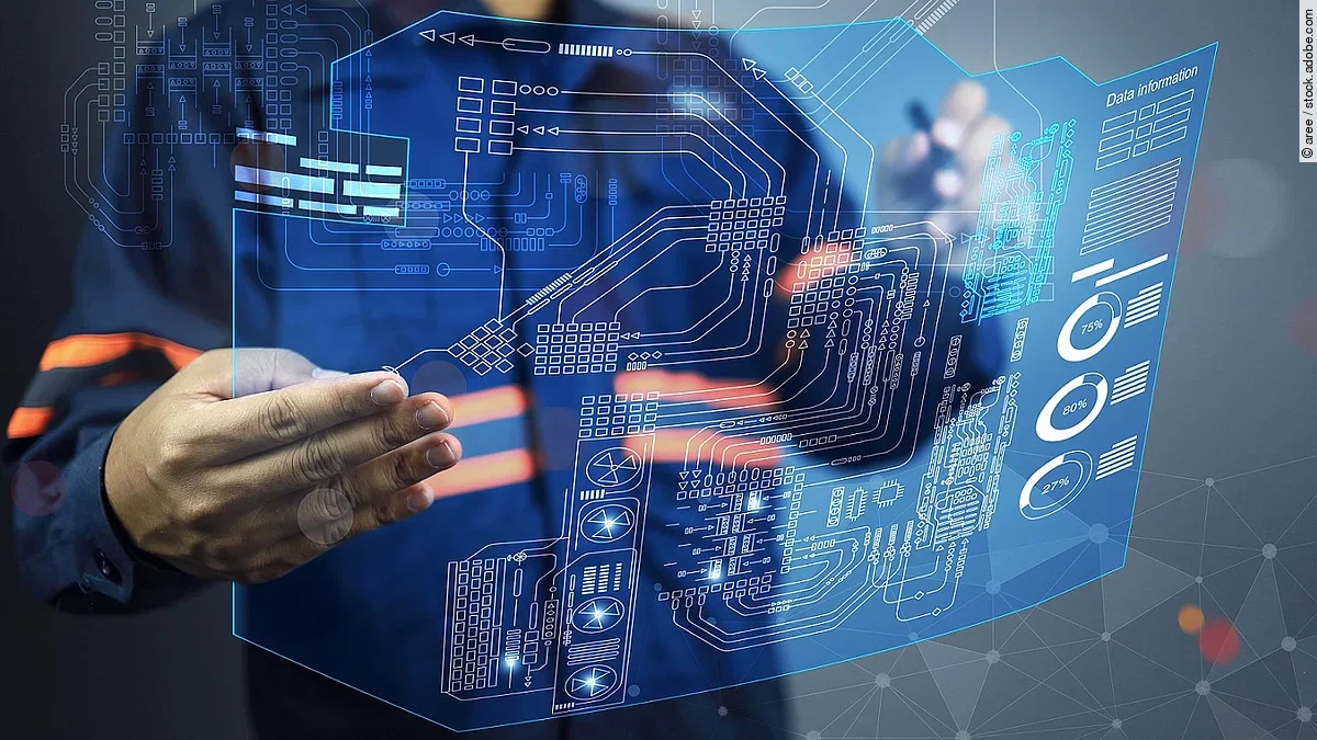 Person hält eine holografische Projektion einer digitalen Benutzeroberfläche in den Händen.