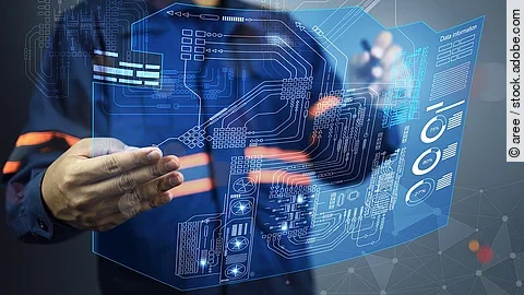 Person hält eine holografische Projektion einer digitalen Benutzeroberfläche in den Händen.