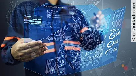 Person hält eine holografische Projektion einer digitalen Benutzeroberfläche in den Händen.