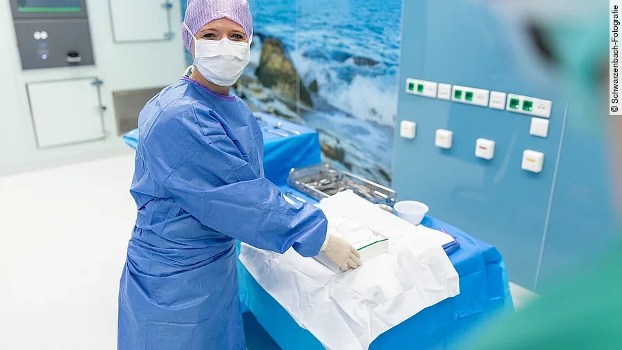 Operationsbereich im Sana Klinikum Hof Mitarbeiterin in blauer Operationskleidung.