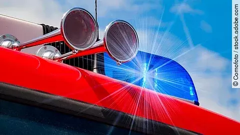 Das Dach eines Rettungswagens mit Martinhorn und Blaulicht.