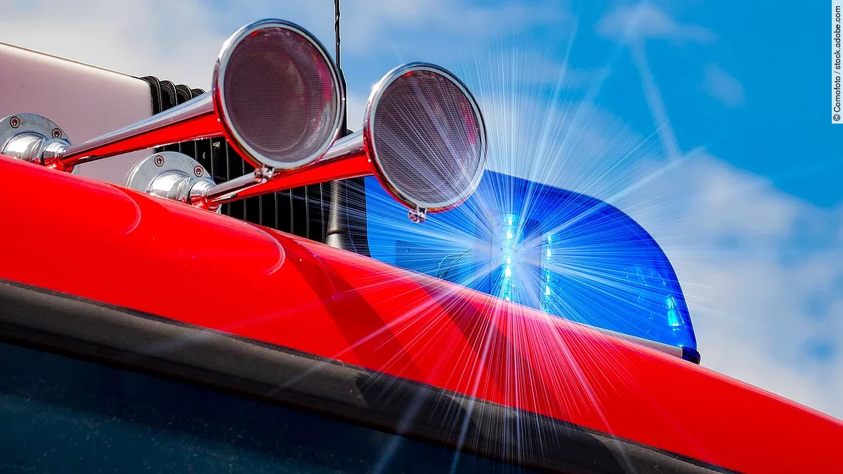 Das Dach eines Rettungswagens mit Martinhorn und Blaulicht.