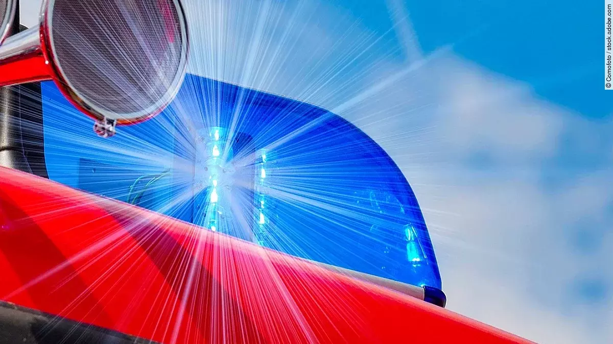 Das Dach eines Rettungswagens mit Martinhorn und Blaulicht.