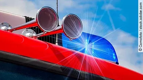 Alarm Das Dach eines Rettungswagens mit Martinhorn und Blaulicht.