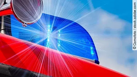 Das Dach eines Rettungswagens mit Martinhorn und Blaulicht.