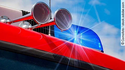 Alarm Das Dach eines Rettungswagens mit Martinhorn und Blaulicht.