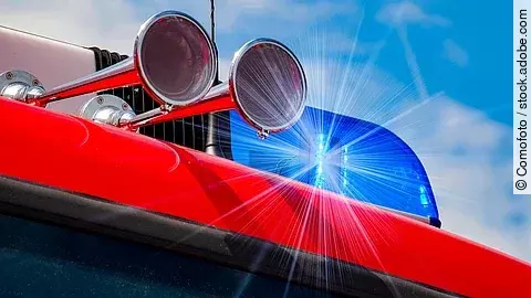 Das Dach eines Rettungswagens mit Martinhorn und Blaulicht.