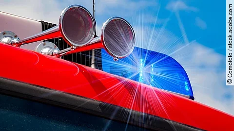 Das Dach eines Rettungswagens mit Martinhorn und Blaulicht.