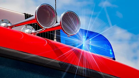 Alarm Das Dach eines Rettungswagens mit Martinhorn und Blaulicht.