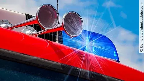 Das Dach eines Rettungswagens mit Martinhorn und Blaulicht.