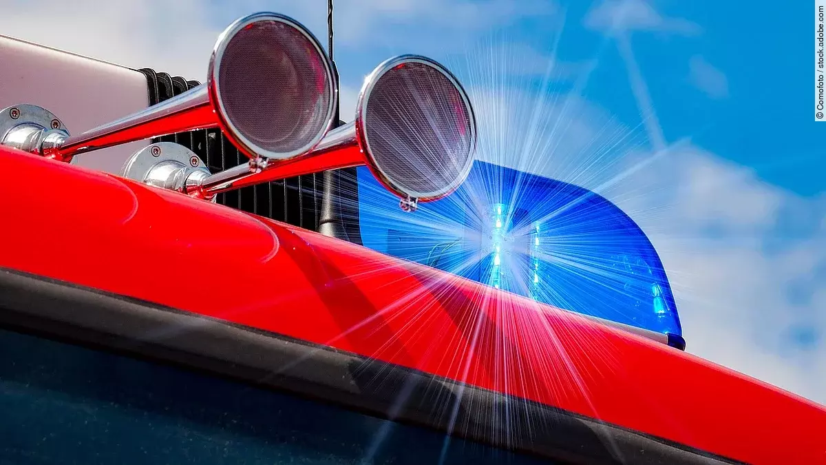 Das Dach eines Rettungswagens mit Martinhorn und Blaulicht.