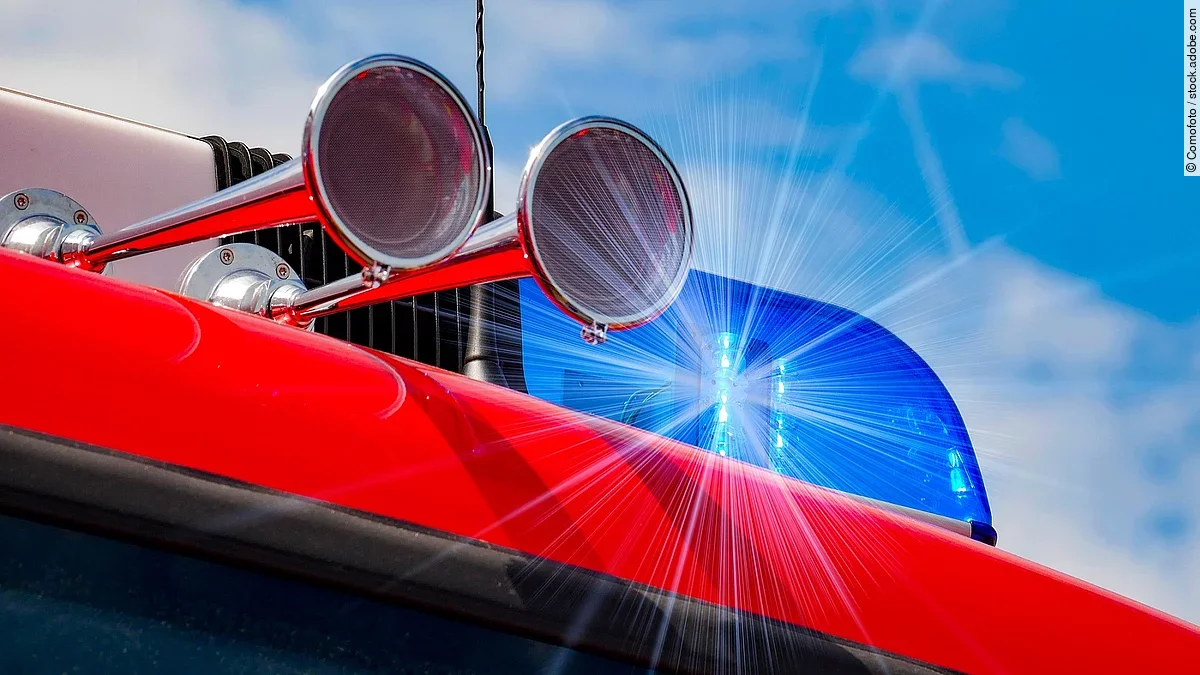 Das Dach eines Rettungswagens mit Martinhorn und Blaulicht.