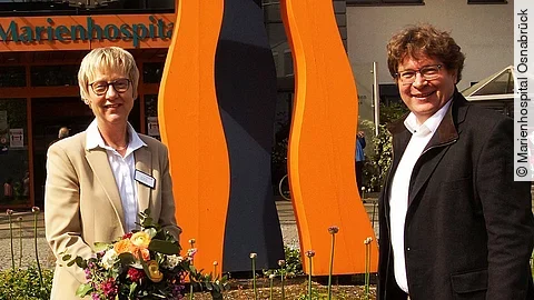 Esther Wellmann Susanne Karrer Johannes Düvel v.l. Susanne Karrer (Pflegedirektorin), Johannes Düvel (Krankenhausdirektor)