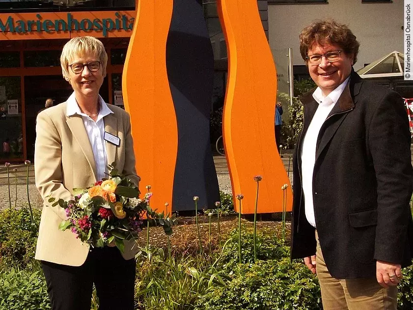 v.l. Susanne Karrer (Pflegedirektorin), Johannes Düvel (Krankenhausdirektor)