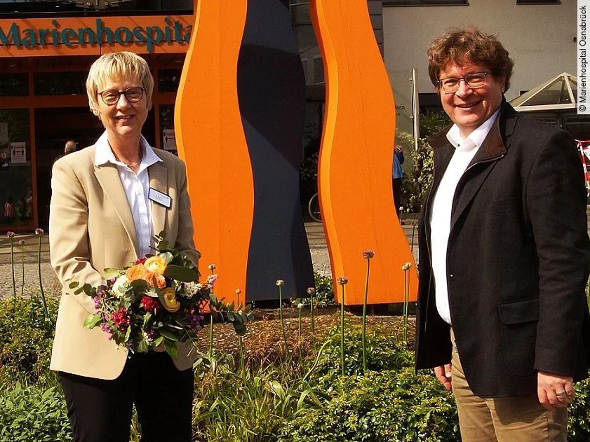 v.l. Susanne Karrer (Pflegedirektorin), Johannes Düvel (Krankenhausdirektor)