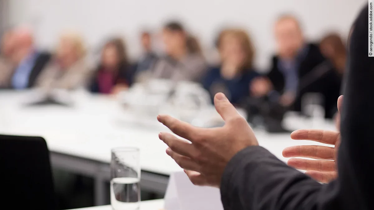 Gesprächsrunde Menschen sitzen am Tisch in einer Besprechung