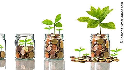 Fünf Gläser stehen nebeneinander. Das linke ist leer, das rechte gänzlich mit Münzen gefüllt. Dazwischen steigt die Menge der Münzen. Aus den Münzen wächst eine Pflanze, die mit zunehmender Geldsumme immer größer wird.