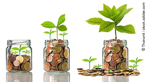 Fünf Gläser stehen nebeneinander. Das linke ist leer, das rechte gänzlich mit Münzen gefüllt. Dazwischen steigt die Menge der Münzen. Aus den Münzen wächst eine Pflanze, die mit zunehmender Geldsumme immer größer wird.