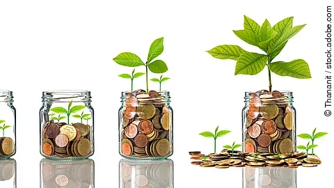 Fünf Gläser stehen nebeneinander. Das linke ist leer, das rechte gänzlich mit Münzen gefüllt. Dazwischen steigt die Menge der Münzen. Aus den Münzen wächst eine Pflanze, die mit zunehmender Geldsumme immer größer wird.