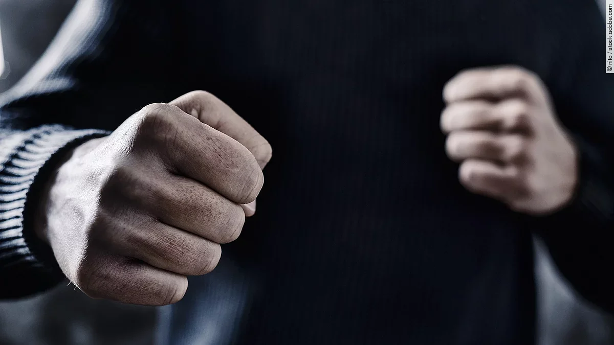 Gewalt Person nimmt eine Abwehrhaltung mit geballten Fäusten ein